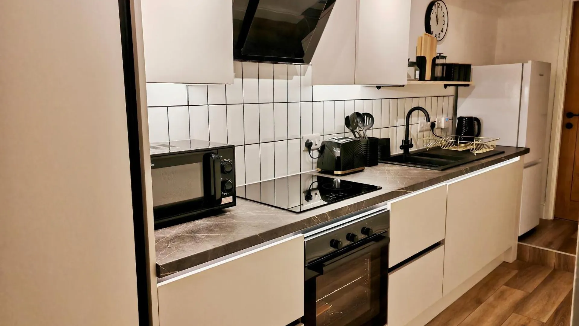 Contractor-Friendly 2-Bed Apartment - Fast Wifi And Free Overnight Parking Exeter